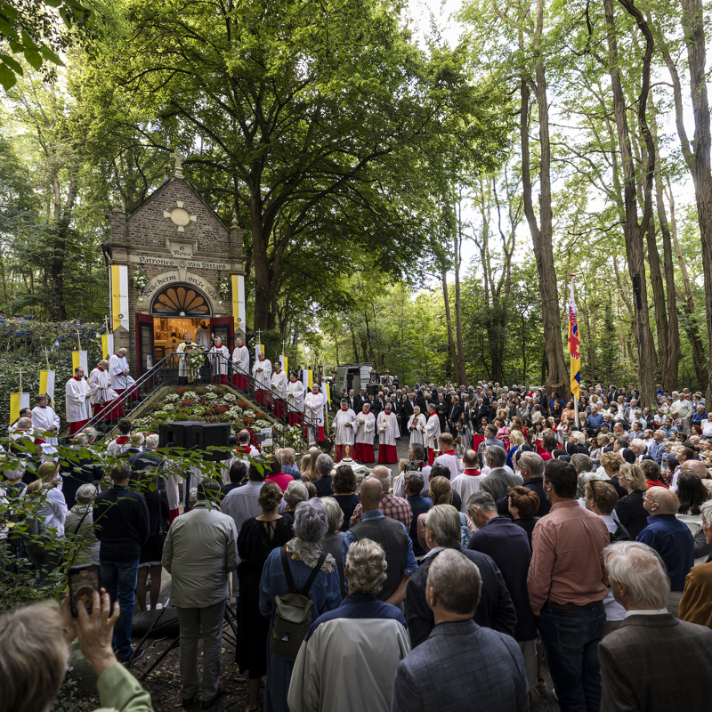 Buitenmis tijdens de St. Rosaprocessie met veel publiek. 