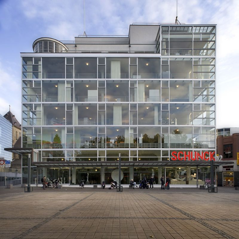 Het SCHUNCK Glaspaleis in het centrum van Heerlen