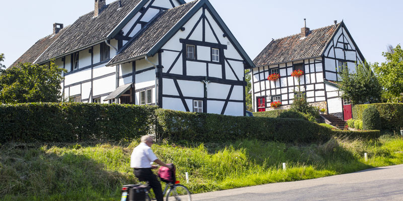 Vakwerk huisjes fietsen Heuvelland Epen