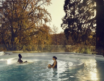 Twee dames in thermaal buitenbad van wellnessresort 