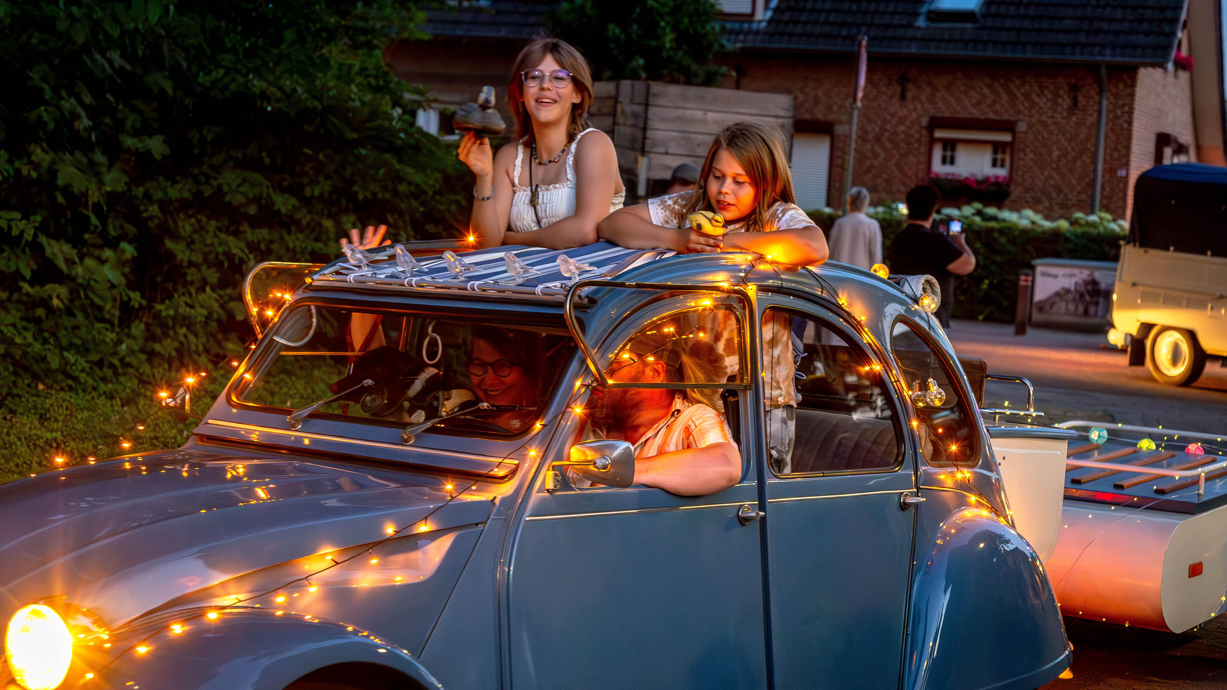 Lichtjesparade, stralende camping en vuurdans